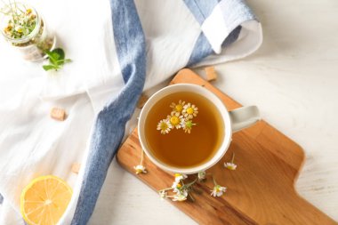 Lezzetli papatya çay tablo