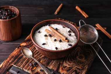 Lezzetli pirinç puding kase ahşap tahta üzerinde tarçın ile