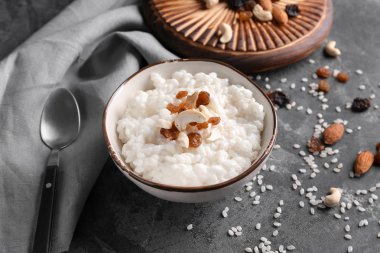 İle fındık ve kuru üzüm gri masada kase lezzetli sütlaç