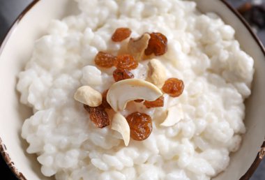 Fındık ve kuru üzüm kase, closeup ile lezzetli sütlaç