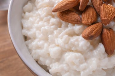 Lezzetli pirinç puding kase, closeup Bademli