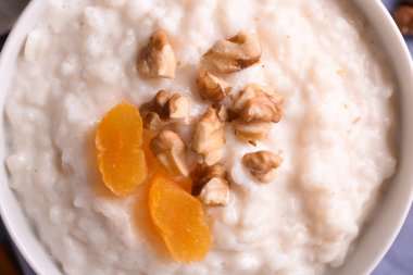 Kuru kayısı ve ceviz kase, closeup ile lezzetli sütlaç