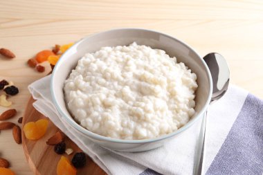 Lezzetli pirinç puding kase ahşap tablo