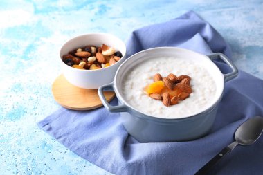 Kuru kayısı ve güveç masada badem lezzetli sütlaç