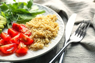 Masada sağlıklı taze salata ile plaka