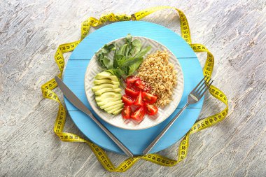 Sağlıklı taze salata ve ahşap tahta kasette ölçme ile plaka. Diyet kavramı