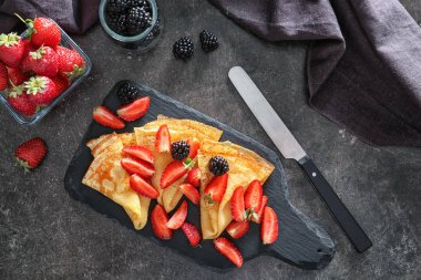 Lezzetli ince krep ve meyveleri koyu tablo ile kayrak Yönetim Kurulu