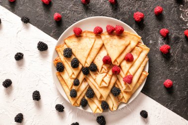 Lezzetli ince krep ve çilek tablo ile plaka