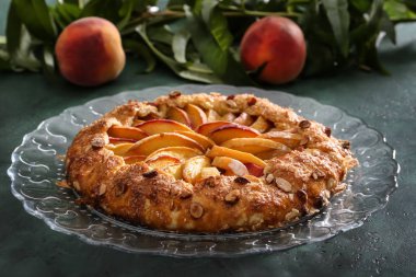 Yeşil tablo lezzetli şeftali Galette'ye plakalı