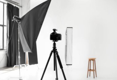 Profesyonel kamera tripod fotoğraf Studio üzerinde