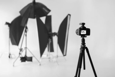 Profesyonel kamera tripod fotoğraf Studio üzerinde