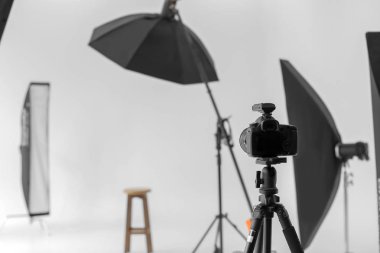 Profesyonel kamera tripod fotoğraf Studio üzerinde