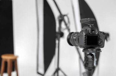 Profesyonel kamera tripod fotoğraf Studio üzerinde