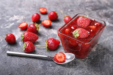 Grunge masada lezzetli çilek reçeli ile kase