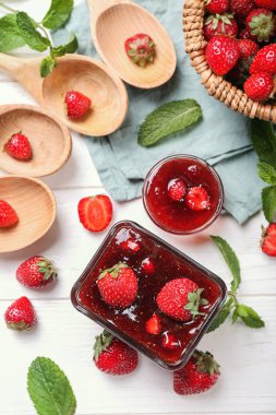 Kase lezzetli çilek reçeli Beyaz ahşap tablo ile