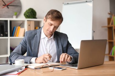 Ofiste çalışan yakışıklı iş adamı.