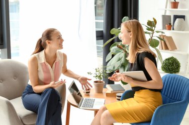 İş toplantısı ofisinde çalışanlar