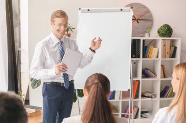 Adam ofiste iş toplantısı düzenleme