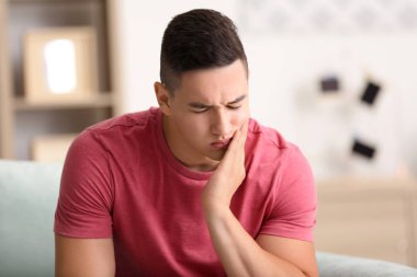 Genç adam evde diş ağrısı acı