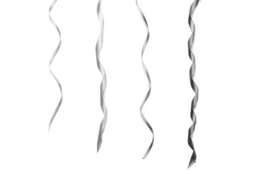 Beyaz arkaplanda gümüş kurdeleler