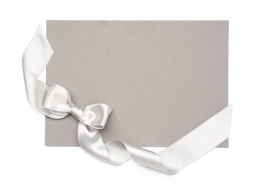 Boş kağıt kartı gümüş şerit ve beyaz arka plan üzerinde yay