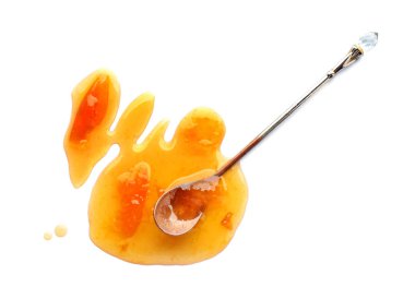 Tatlı Kayısı reçeli beyaz zemin üzerine kaşıkla