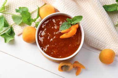 Beyaz masa üzerinde tatlı kayısı reçelli kase