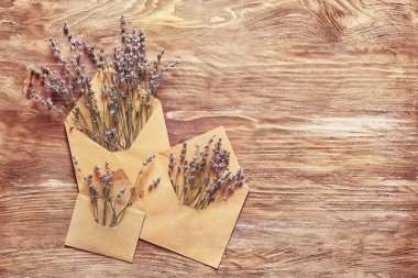 Ahşap arka plan üzerinde Lavanta çiçekleri ile açık posta zarflar