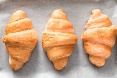 Tepsi pişirme üzerinde lezzetli ay çöreği