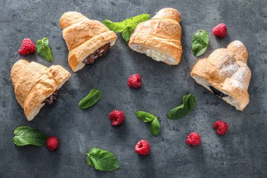 Tablo farklı dolguları ile lezzetli ay çöreği