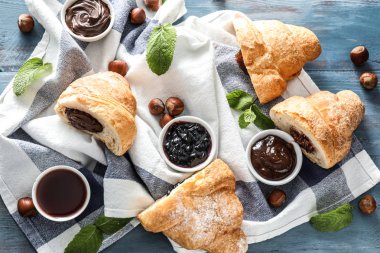 Çikolata ile lezzetli kruvasan hamur ve masaya jam