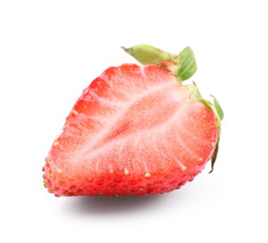 Olgun çilek beyaz arka plan üzerinde yarısı