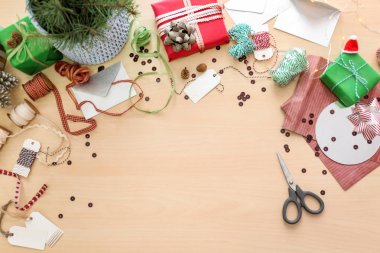 Güzel Noel Hediyelik kutu ve ambalaj malzemeleri masa lambası üzerinde