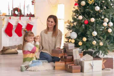 Sevimli kız ve annesi ile Noel hediyeleri evde
