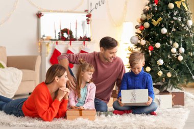 Mutlu aile ile Noel hediyeleri evde