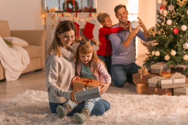Mutlu anne ve kızı ile Noel hediyeleri evde