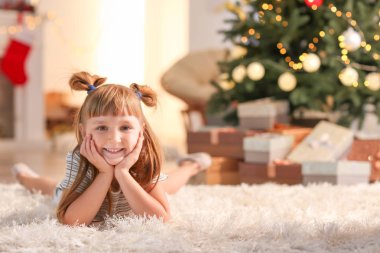 Noel için dekore edilmiş oda, şirin küçük kız