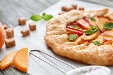 Parşömen lezzetli şeftali Galette'ye tablo ile