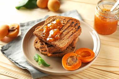 Plaka üzerinde lezzetli kayısı reçelli ekmek