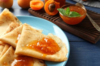 Plaka üzerinde kayısı reçelli lezzetli ince krep