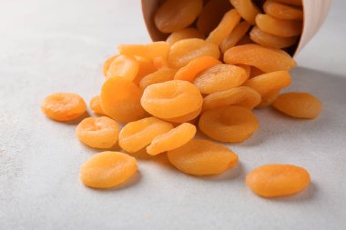 Masada kuru kayısı ile devrilmiş kase