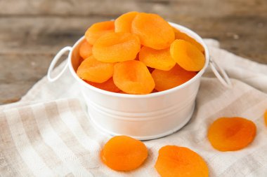 Masada kuru kayısı ile kase