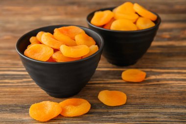 Ahşap masada kurumuş kayısı kasesi.