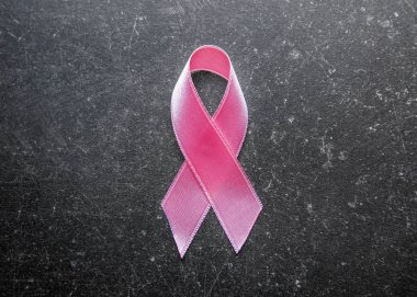 Gri arkaplanda pembe kurdele. Göğüs kanseri kavramı