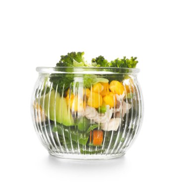 Beyaz arka plan üzerinde mason kavanoza Tavuk lezzetli sebze salatası