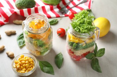 Mason kavanoz gri masada lezzetli sebze salatalar