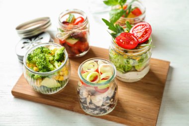 Mason kavanoz ahşap tahta üzerinde Tavuk lezzetli sebze salatalar