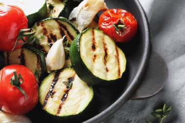 Lezzetli kızarmış kabak ve domates tavası, portre