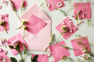 Çiçek, zarf ve beyaz arka plan üzerinde kartları ile kompozisyon