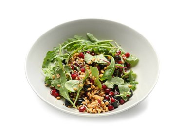 Beyaz arka plan üzerinde sağlıklı taze salata ile kase